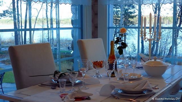 Столовая и кухня в коттедже